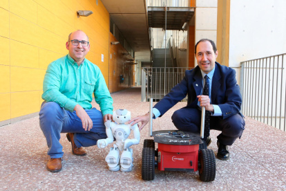 El catedrático y profesor Domènec Puig (derecha), en la URV, con un proyecto de inteligencia artificial.