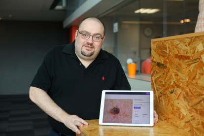 Jordi Garcia, con uno de sus proyectos de inteligencia artificial vinculados al ámbito de la salud.