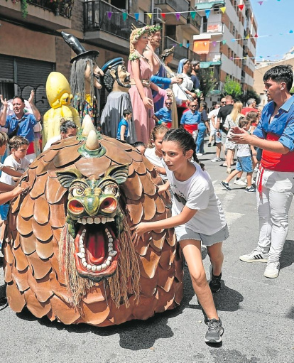 La Cucafera Petita recorrió las calles del barri del Port al ritmo de la música.