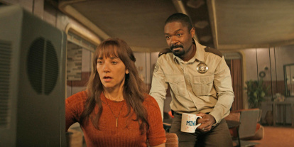 El sheriff Becker y su esposa Allison sospechan que hay algo fuera del silo.