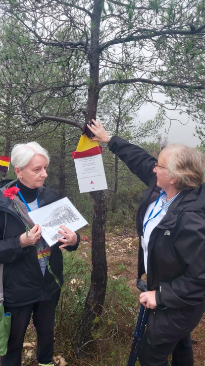 Filles de brigadistes internacionals descobrint noves plaques a la Fatarella.