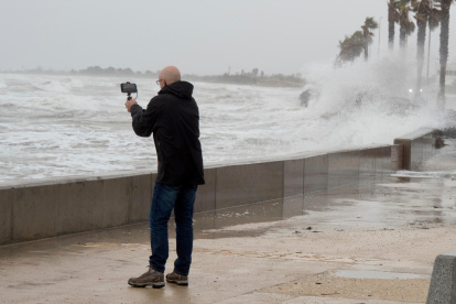 Se recomienda alejarse de los paseos ante el fuerte oleaje previsto en todo el litoral.