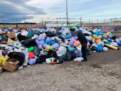 Las áreas de emergencia están llenas de bolsas de basura.