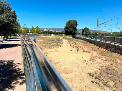 El aspecto que muestran los terrenos, ya cercados, en los primeros movimientos de la intervención.