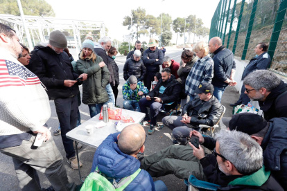 Los funcionarios siguiendo la comparecencia de Ubasart desde Mas d’Enric.