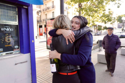 Administradora y trabajadora de la Administración de Tarragona abrazándose.