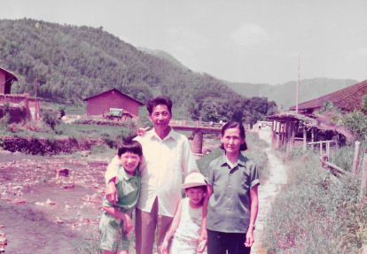 Junyi Sun con su hermano, abuelo y abuela, hace 30 años, en el único viaje que hizo a China. Ellos serán los protagonistas de ‘Lóngquán’.
