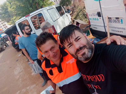 Blas David Hernández con uno de los voluntarios de Protecció Civil.
