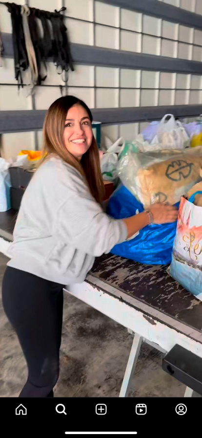 Nuria Pajares cargando uno de los camiones.