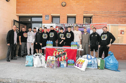 El punto de recogida organizado por el Nàstic y Orgull Grana en el Nou Estadi.