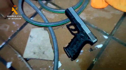 Una de las pistolas decomisadas.
