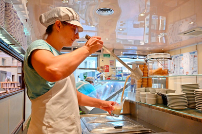 La responsable de Gelats i Torrons Xixona, Núria del Cacho, sirviendo una horchata esta semana.