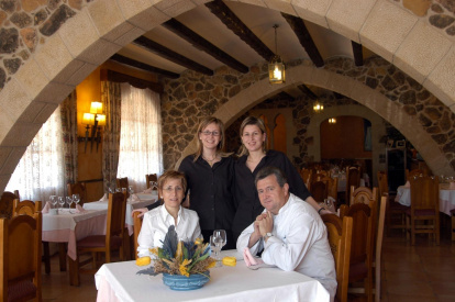 La familia Miralles en el interior del restaurante del Hotel del mismo nombre.
