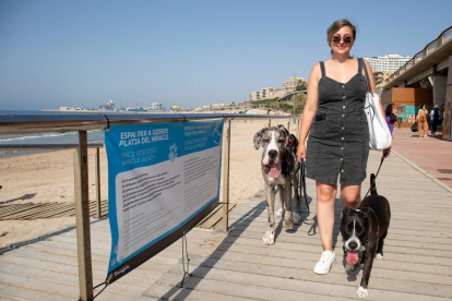 La zona habilitada para mascotas está marcada con carteles.