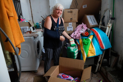 Susana Infantes, con el género de algunas donaciones.