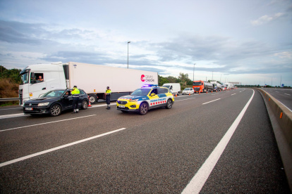 Los Mossos controlando la circulación en la AP-7 este miércoles.
