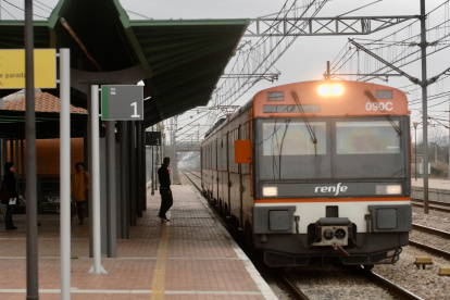 Los trenes de Tarragona al sur, cortados por las lluvias intensas en el Ebre.