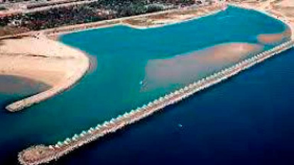 La dársena de la antigua térmica. El proyecto es retirar una parte central del dique.