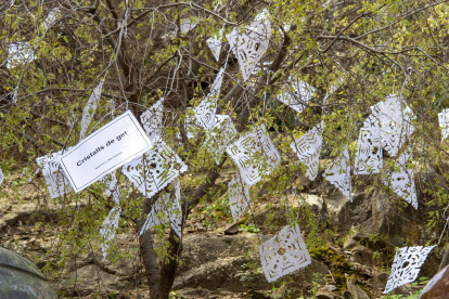 Ignasi Carsi y Rafa Casanova se han inspirado en la papiroflexia para crear ‘Cristalls de gel’ en el Cementiri Vell.