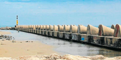 La dársena del puerto de la antigua térmica de Cubelles.