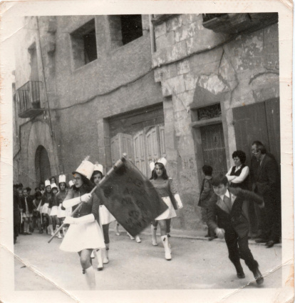 Primera actuació a Vilalba, estrena del grup, el 18 d’abril de 1973, amb l’abanderada al capdavant.
