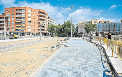El paso abierto en la antigua estación de Cambrils, casi listo.