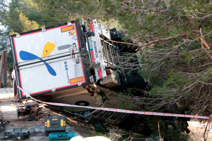 El vehículo impactó con un turismo y un servicio de grúa que estaba atendiendo una avería.