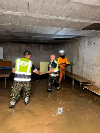 Limpiando el interior del Institut Andreu Alfaro de Paiporta.