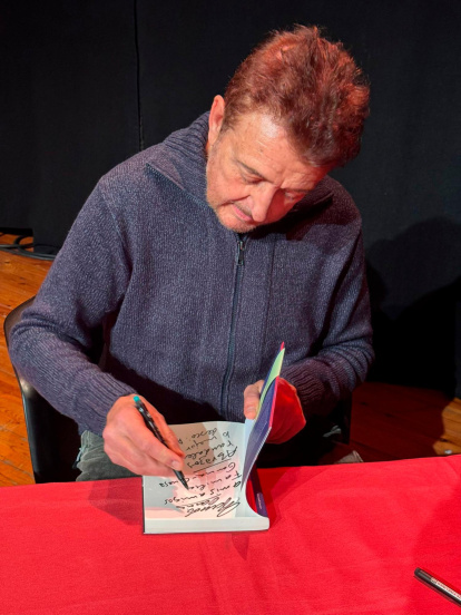 El músico Manolo García firmando un ejemplar de su libro.