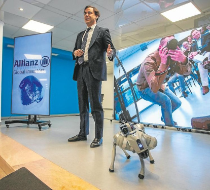 Juan Pedro Morenés presentó a Pluto, el perro robot.