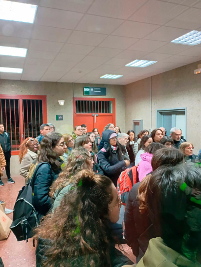 Viajeros esperan en la estación de Picamoixons.