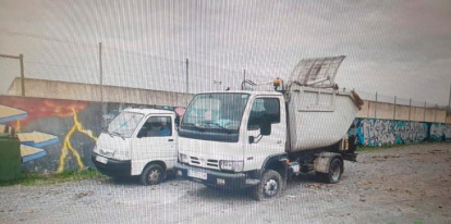 Uno de los camiones con las ruedas pinchadas.