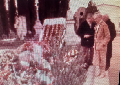 Les despulles de Pau Casals a la sortida de l’esglèdia del Vendrell i al cementiri de la localitat.