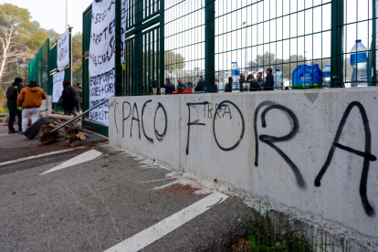 Funcionarios y sindicatos de Mas d’Enric pidieron la destitución del director tras la muerte de la cocinera.