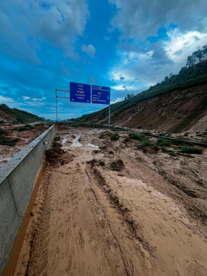 Una de las carreteras afectadas es la A-27 a su paso por Valls esta mañana d elunes.