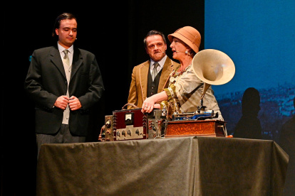Recreació històrica de Francesc Balcells, Joan Díaz i Adelaida Òdena, el 29 de gener de 1924, durant la primera recepció de ràdio.