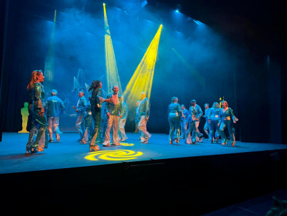 Los actores son muchos de ellos jubilados.