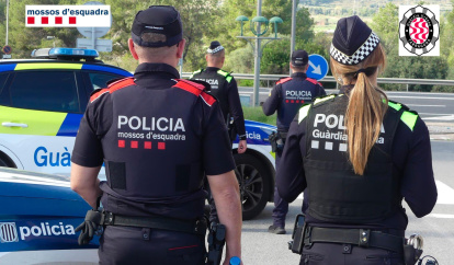 Agentes de los Mossos y de la Guardia Urbana, durante un control.