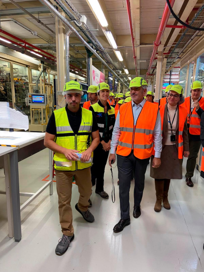 El conseller durante su visita a la empresa Essity en Puigpelat.