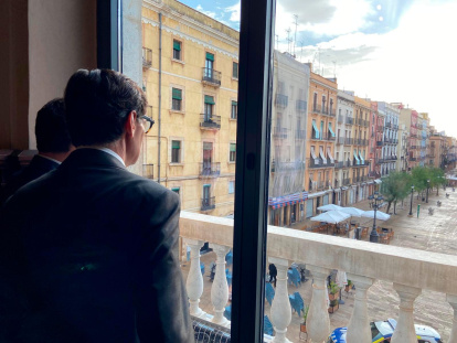 Illa, asomado al balcón del ayuntamiento de Tarragona.