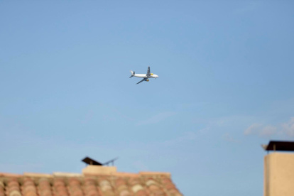 El avión de prácticas sobrevolando Tarragona