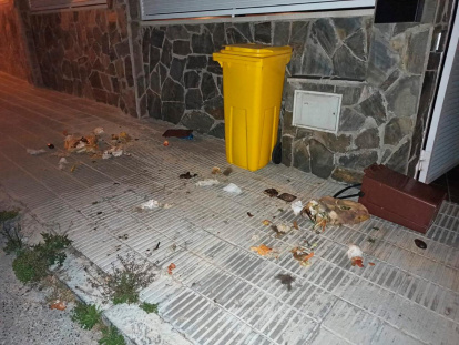 Los animales buscan la comida en los contenedores de basura.