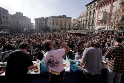 La plaza del Patí ha quedado pequeña para ver quién se llevaba el trofeo.