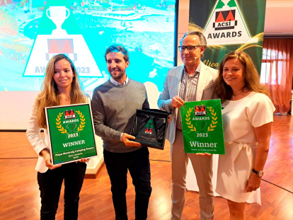 Los responsables del Playa Montroig Camping Resort recibiendo el premio.