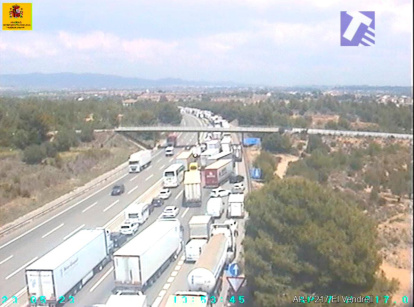 Las colas que se originaron tras el accidente.