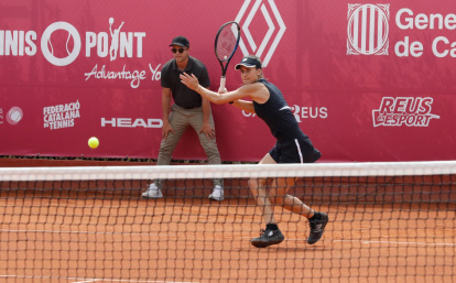 Sorana Cirstea sigue la bola mientras prepara el golpeo, durante la final.