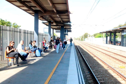 Usuarios esperan en la estación.
