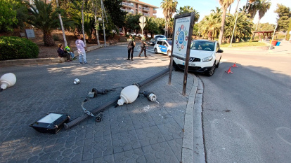 Un conductor ebrio y sin permiso embiste un coche patrulla en Tarragona