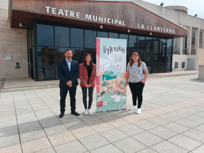 L’alcalde de Móra d’Ebre, Ruben Biarnés; la regidora de Cultura i Festes de l’Ajuntament de Móra d’Ebre, Montse Pineda, i la directora de Litterarum, Gemma Sastre.