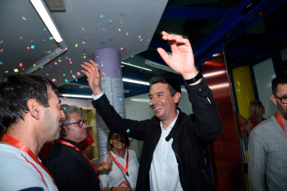 Kenneth Martínez celebrando la victoria.
